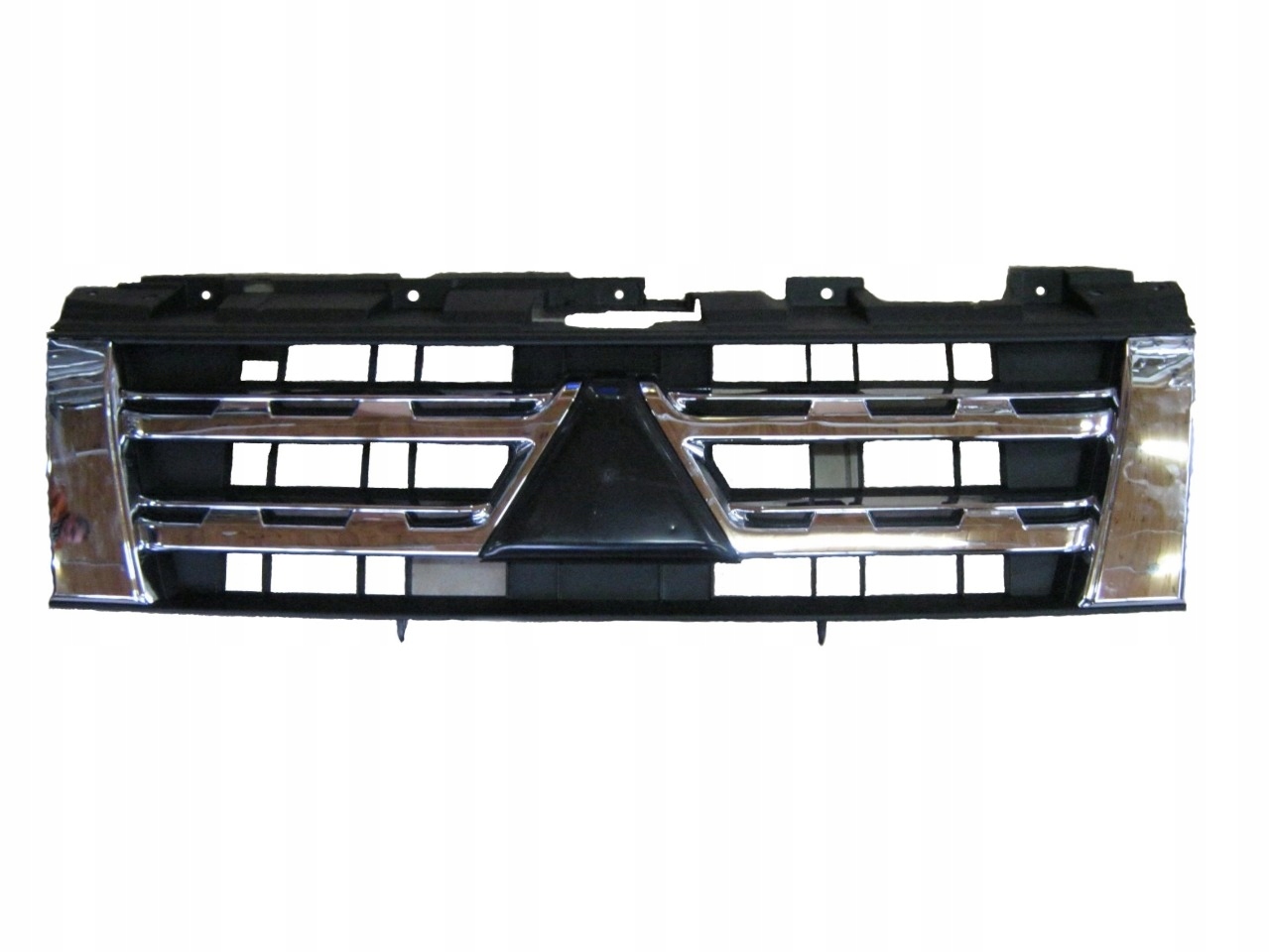 GRILLE DE CALANDRE AVANT CHROME POUR MITSUBISHI PAJERO V98(2012-2014) – Image 3